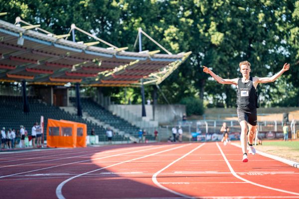 Tammo Doerner (SV Nordenham) freut sich im Ziel am 02.07.2022 waehrend den NLV+BLV Leichtathletik-Landesmeisterschaften im Jahnstadion in Goettingen (Tag 1)